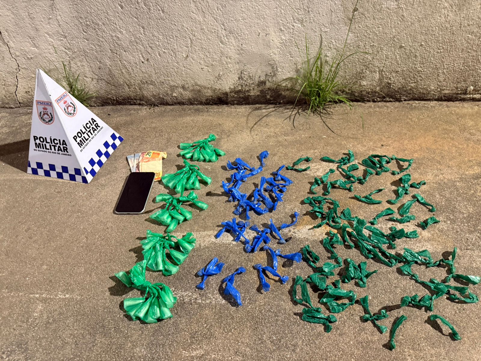 Homem é preso por tráfico de drogas em Macaé durante ação da PM no bairro Cajueiros