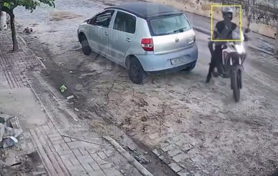 Mulher é rendida durante roubo e criminoso foge de moto em Cabo Frio