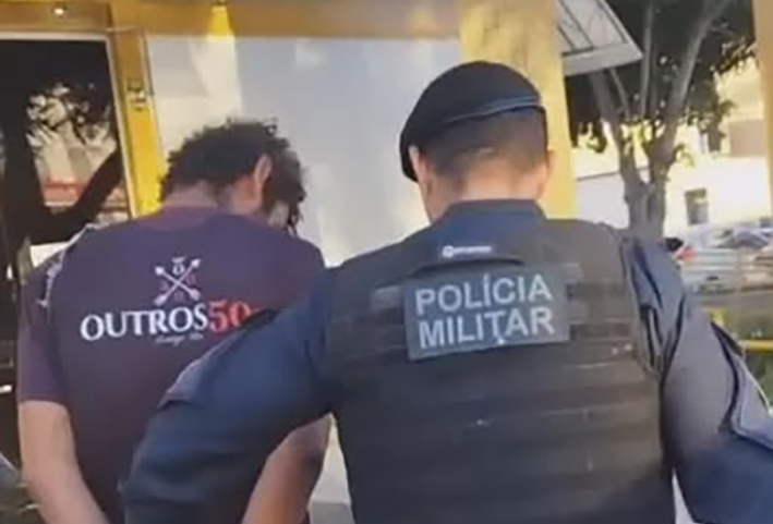 Acusado de homicídio tenta despistar policiais e vai parar na delegacia