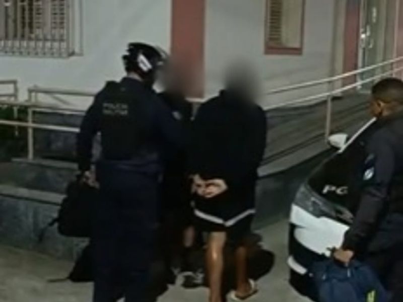Ação da PM detêm jovens de 18 e 15 anos transportando drogas em Saquarema
