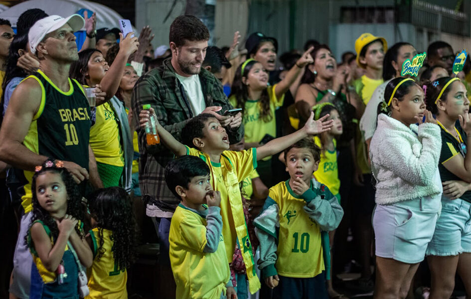 Torcedores nas Arenas da Copa durante estreia do Brasil em São Cristóvão, Tamoios e Jardim Esperança