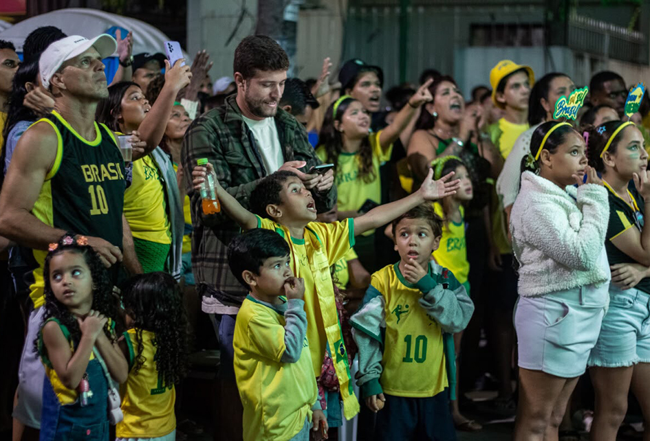 Torcedores nas Arenas da Copa durante estreia do Brasil em São Cristóvão, Tamoios e Jardim Esperança