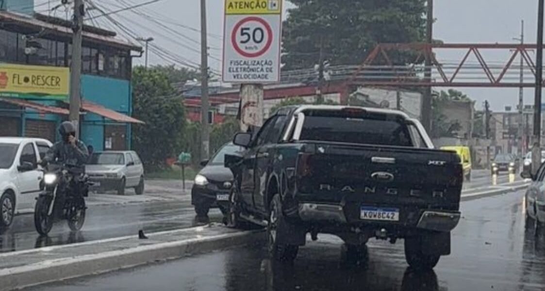 Motorista perde o controle e acerta poste em Cabo Frio