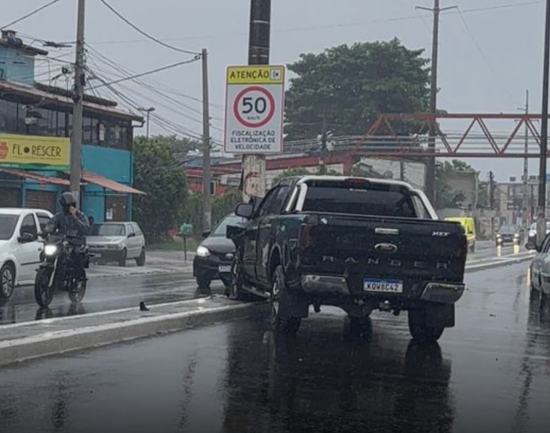 Motorista perde o controle e acerta poste em Cabo Frio