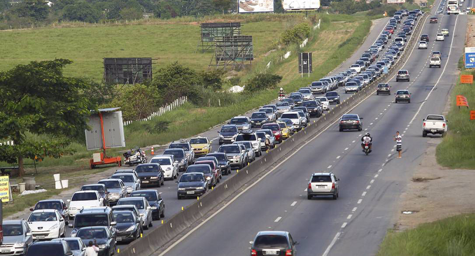Movimento na RJ-124 deve aumentar com chegada de turistas à Região dos Lagos