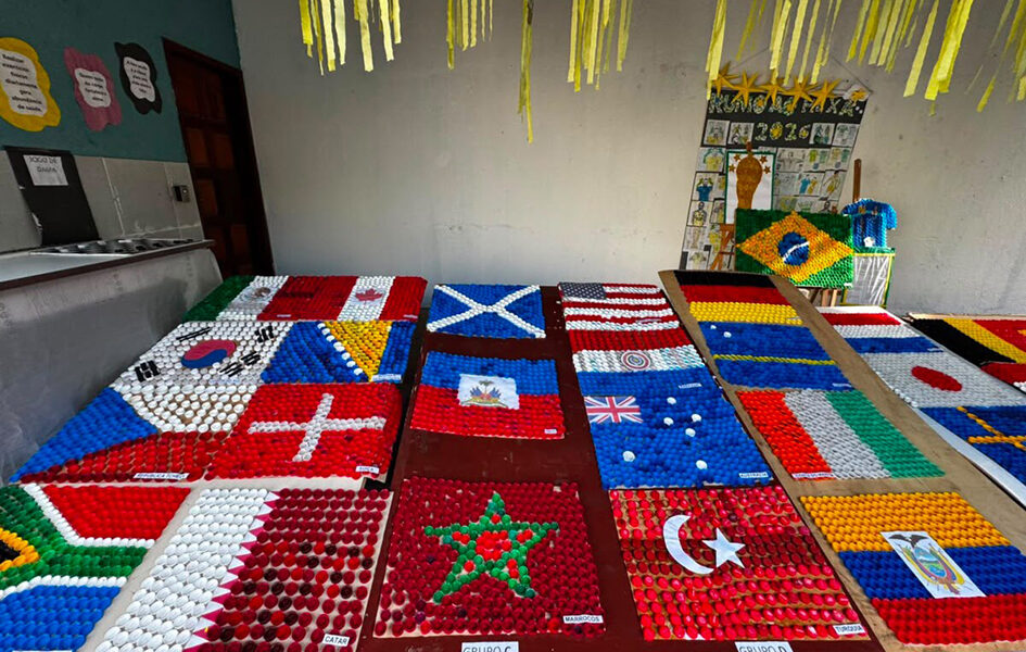 Tampinha vira arte e Centro-Dia faz golaço com bandeiras da Copa