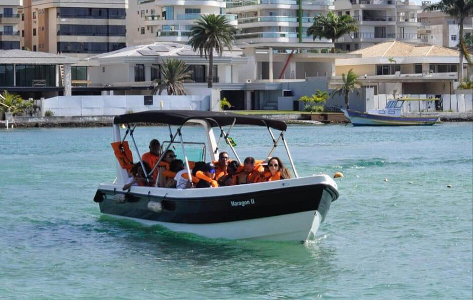 Fugiu do trânsito! Travessia de barco custa R$ 7 em Cabo Frio