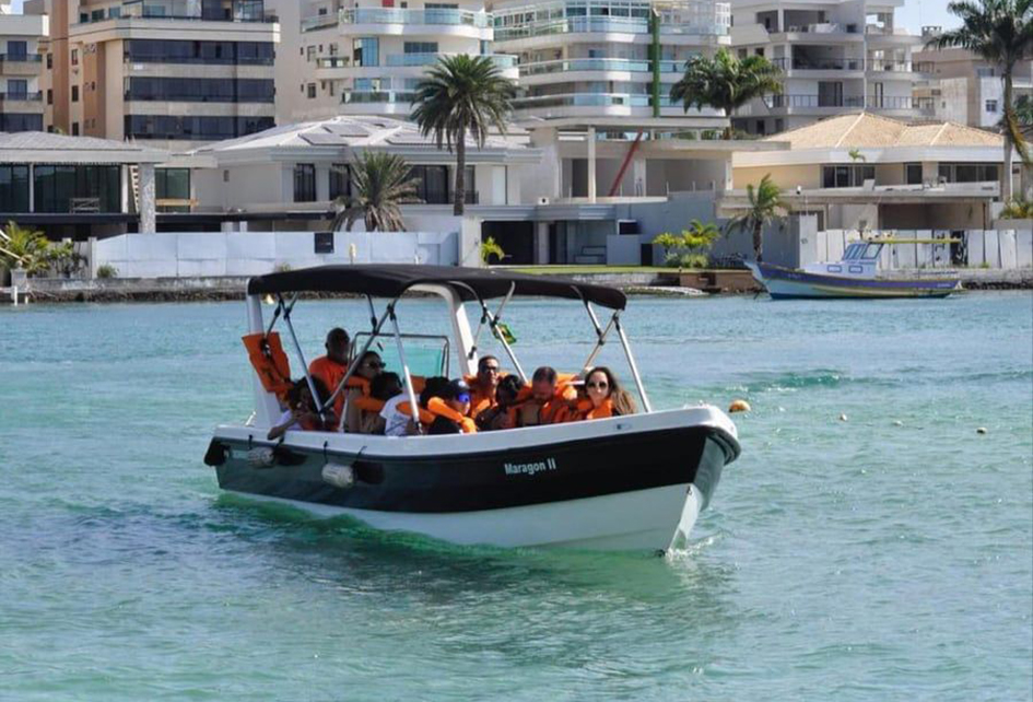 Fugiu do trânsito! Travessia de barco custa R$ 7 em Cabo Frio