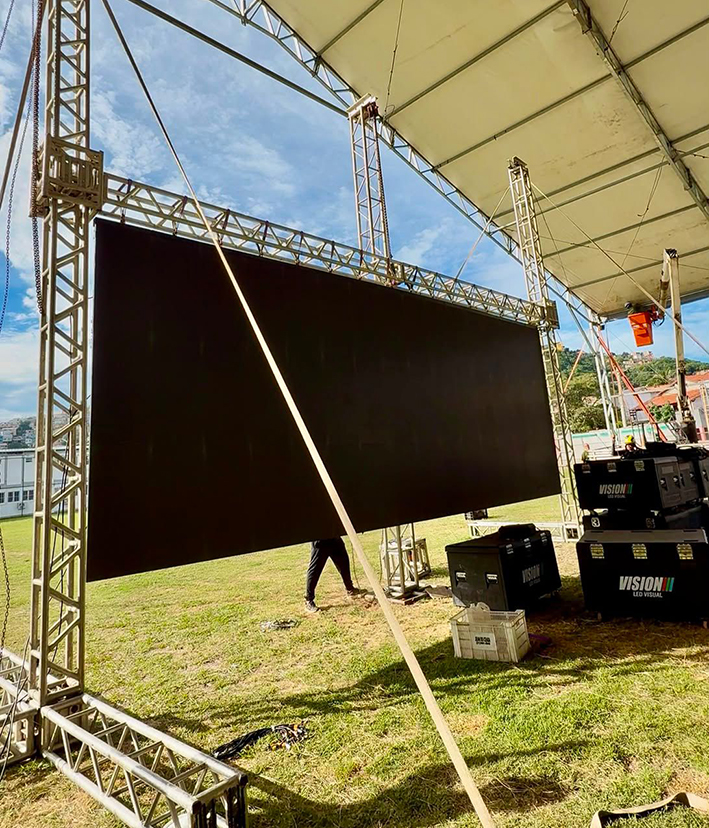 Barcelão entra no clima da Copa e vira palco da torcida brasileira