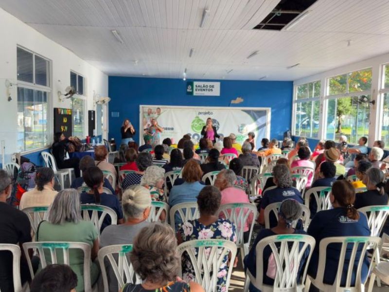 Idosos de Rio das Ostras recebem orientações do Procon sobre golpes virtuais