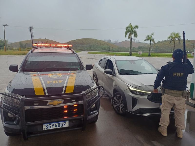 Polícia Federal recuperado carro roubado após fiscalização na BR-101, em Casimiro de Abreu