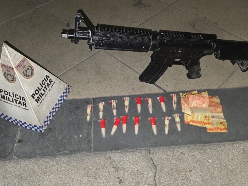 Polícia prende homem e apreende réplica de fuzil e drogas em Rio das Ostras