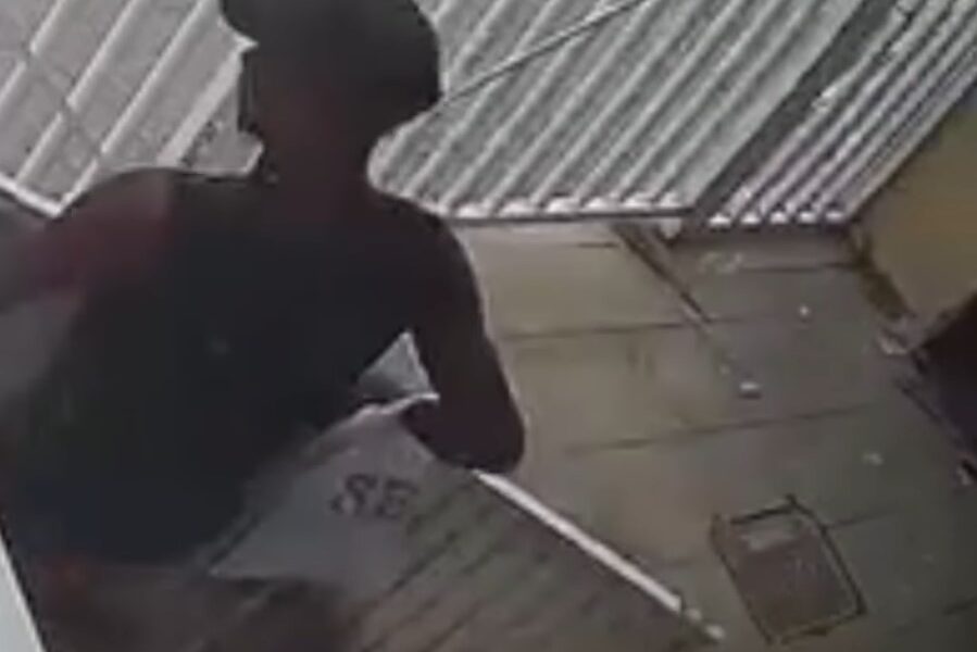 Homem invade quintal e furta portão na Rua Marechal Deodoro em Macaé