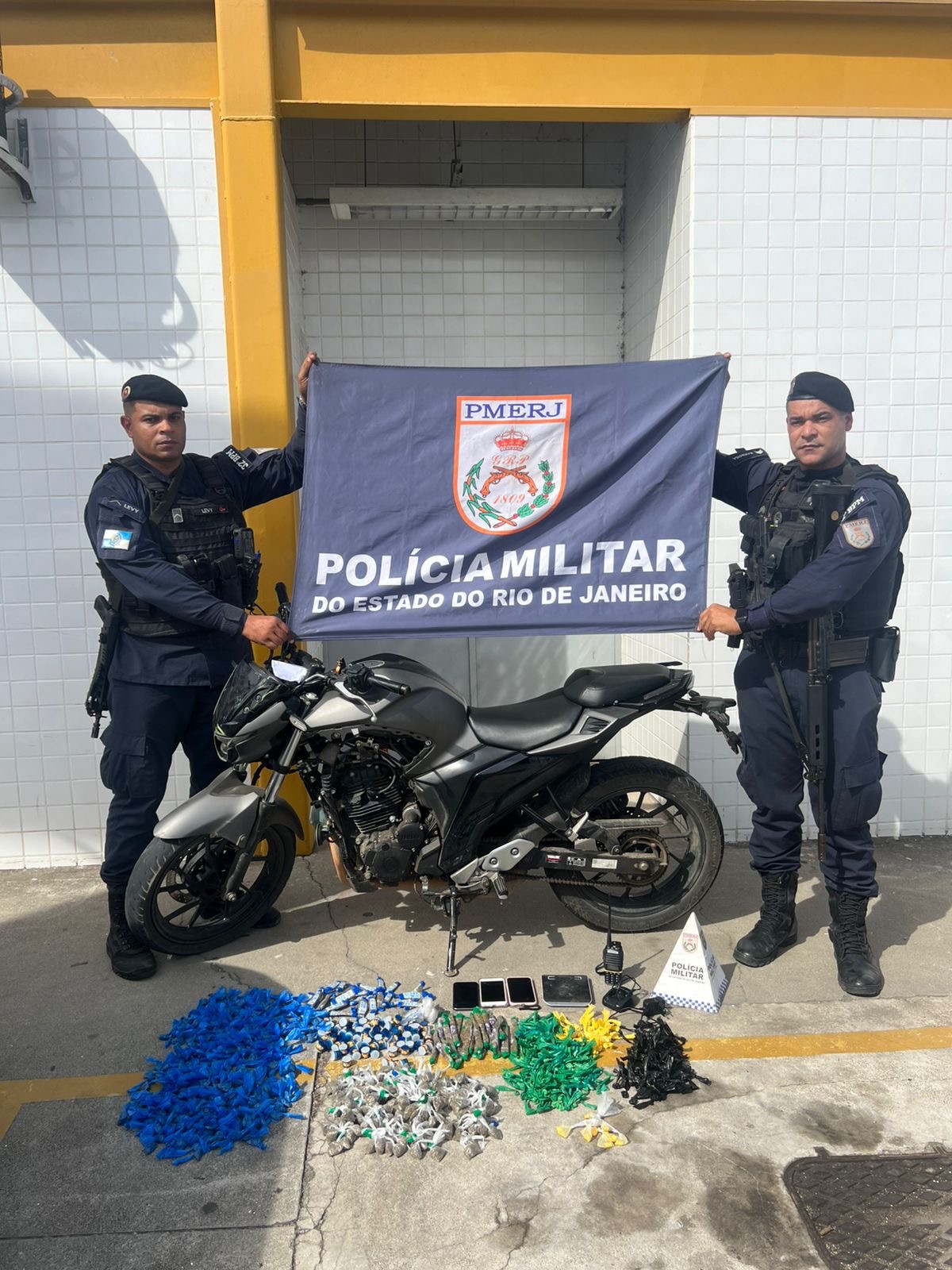Operação da Polícia Militar resulta em prisão por tráfico e apreensão de drogas em Macaé