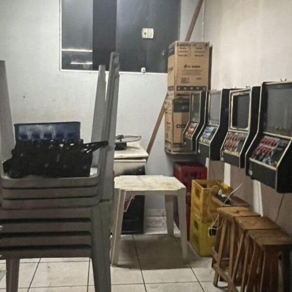 Fiscalização apreende 4 máquinas caça-níqueis em bar em Rio das Ostra