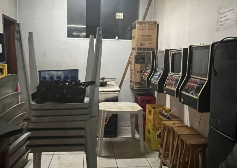 Fiscalização apreende 4 máquinas caça-níqueis em bar em Rio das Ostra