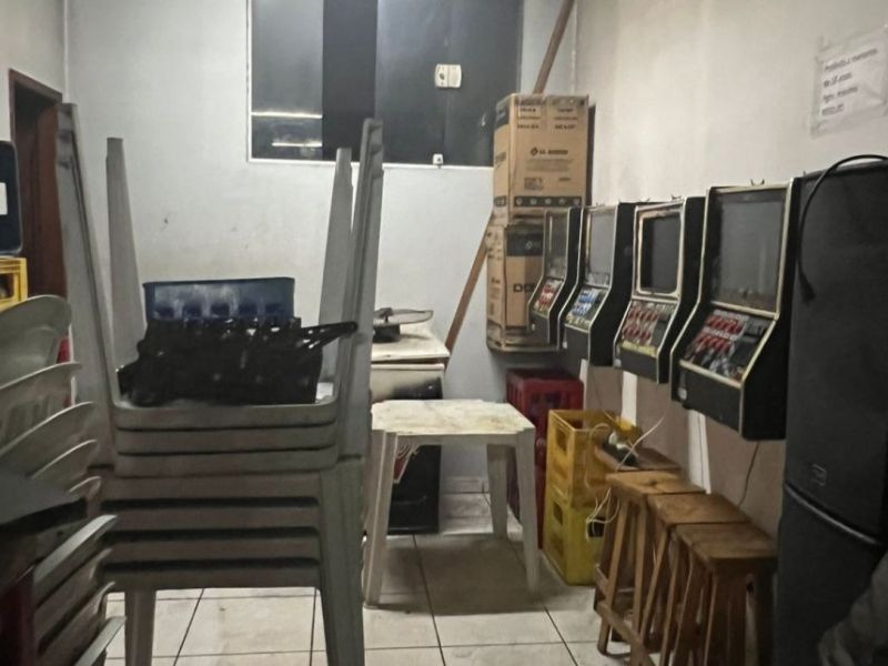 Fiscalização apreende 4 máquinas caça-níqueis em bar em Rio das Ostra
