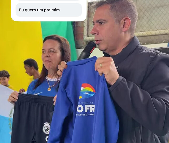 Ajudante mirim acompanha Dr. Serginho em ação da educação e conquista os estudantes