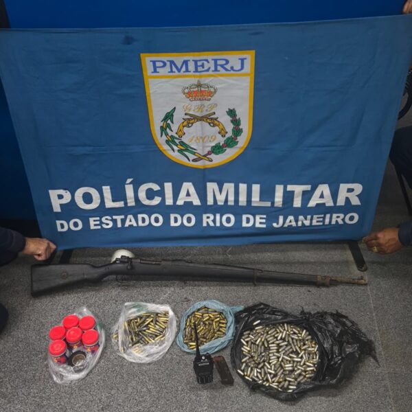 Adolescente é apreendido com rádio transmissor em operação que recolheu fuzil em Macaé