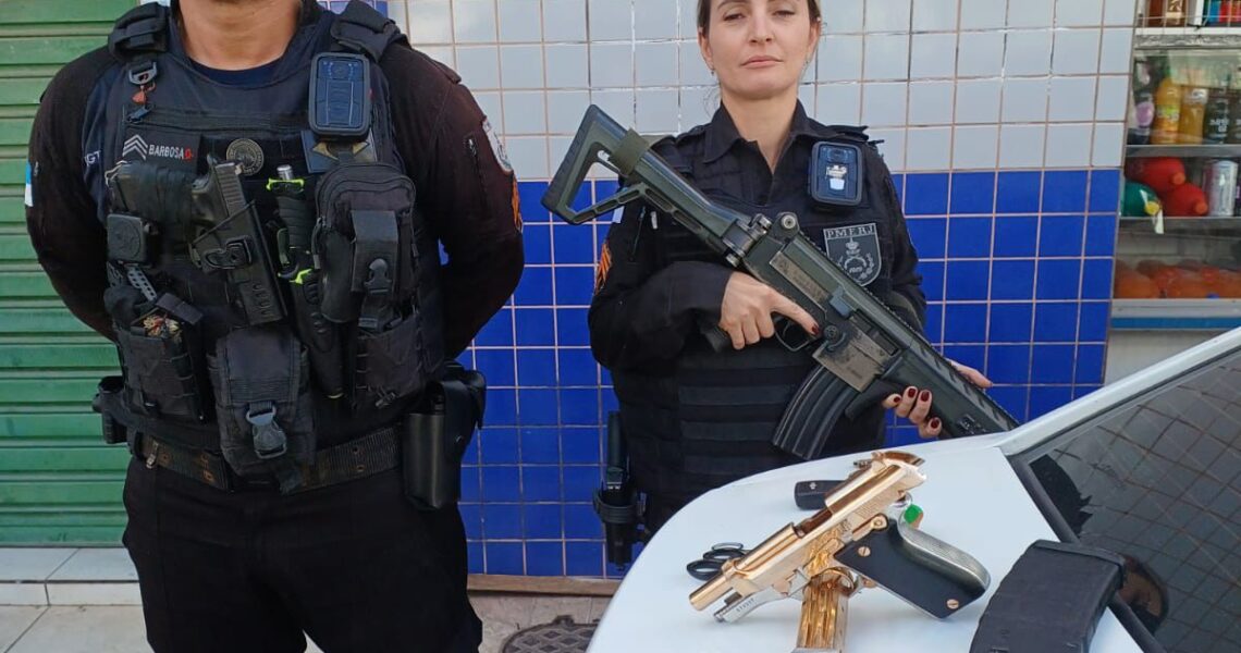 PM apreende pistola, munições e carregador de fuzil escondidos em veículo em Macaé