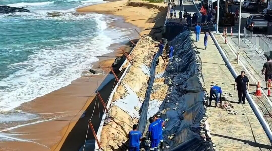 Mar avança e danifica calçadão e ciclovia da Praia Campista em Macaé