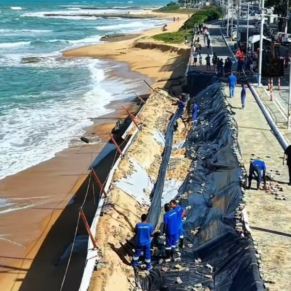 Mar avança e danifica calçadão e ciclovia da Praia Campista em Macaé