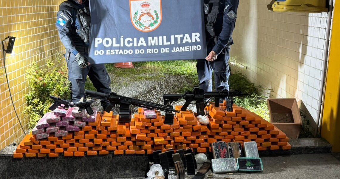 Fuzis, munições e 164 kg de maconha são interceptados pela PM em Macaé após denúncia anônima