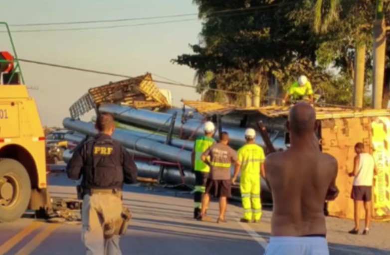BR-101 tem tráfego afetado após tombamento de carreta carregada com tubos em Campos