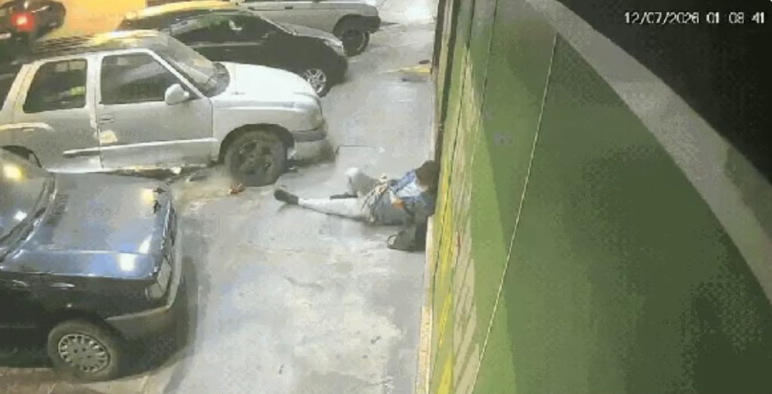 Homem escapa de atropelamento após carro perder o controle em Arraial do Cabo