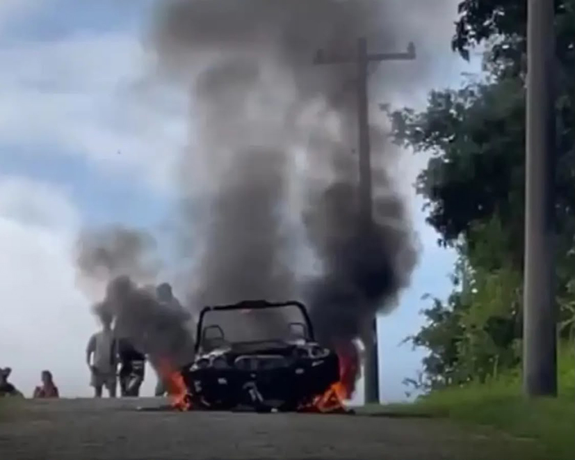Veículo de passeio é destruído por incêndio durante passeio turístico em Búzios