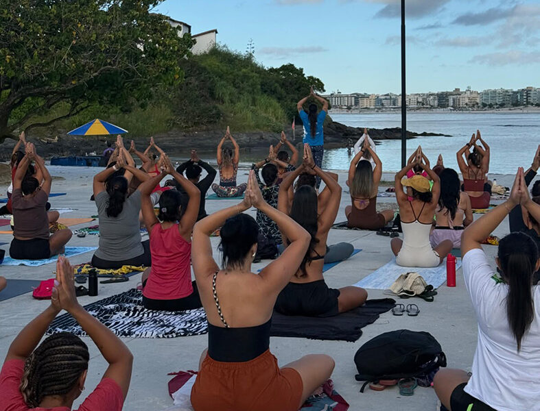 Projeto Yoga no Forte promove manhã de bem-estar em Cabo Frio