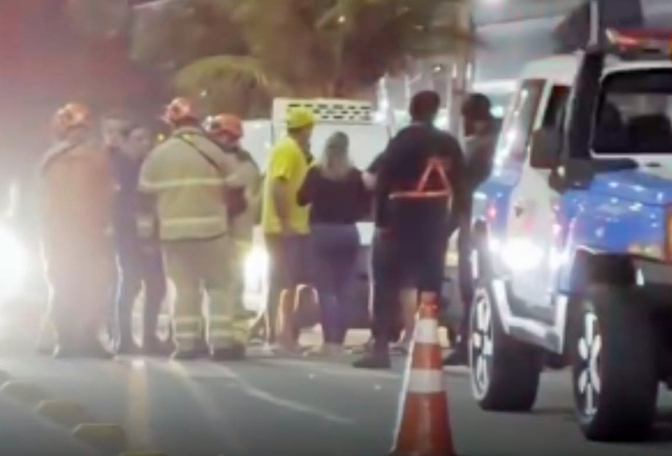 Colisão na Duna Preta fecha avenida e deixa motociclista ferido