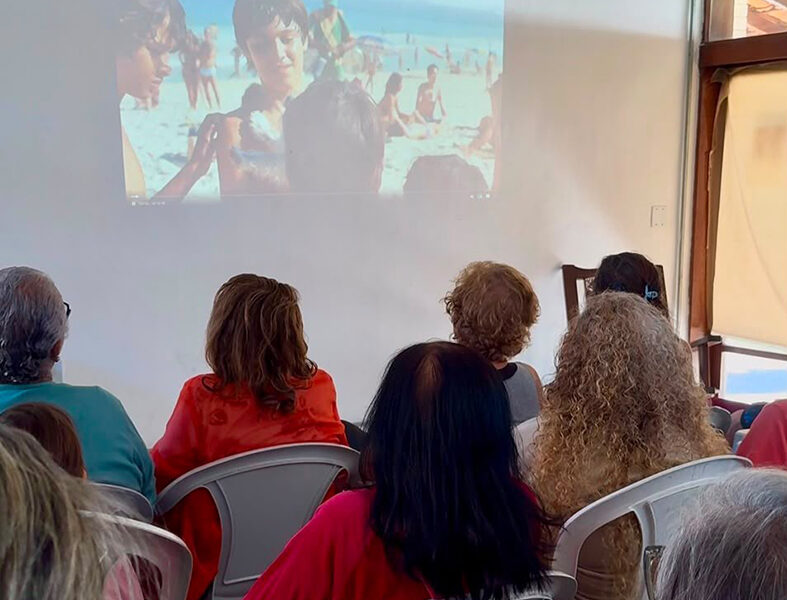 Idosos escolhem filme em votação e participam de sessão de cinema em Cabo Frio