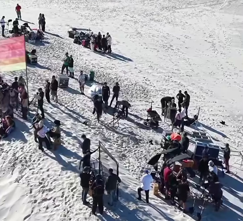 Equipe de filmagem movimenta Duna Mãe e intriga moradores em Cabo Frio