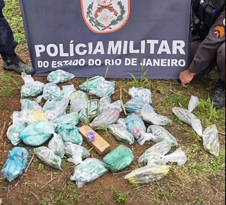 Denúncia leva polícia a esconderijo do tráfico em Cabo Frio