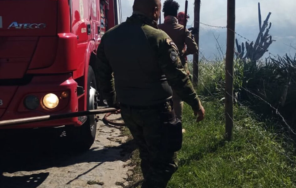 Arraial do Cabo controla incêndio em área de vegetação no Pontal do Atalaia