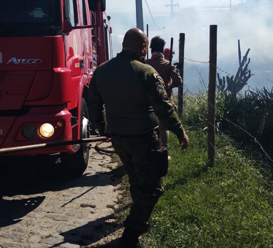 Arraial do Cabo controla incêndio em área de vegetação no Pontal do Atalaia