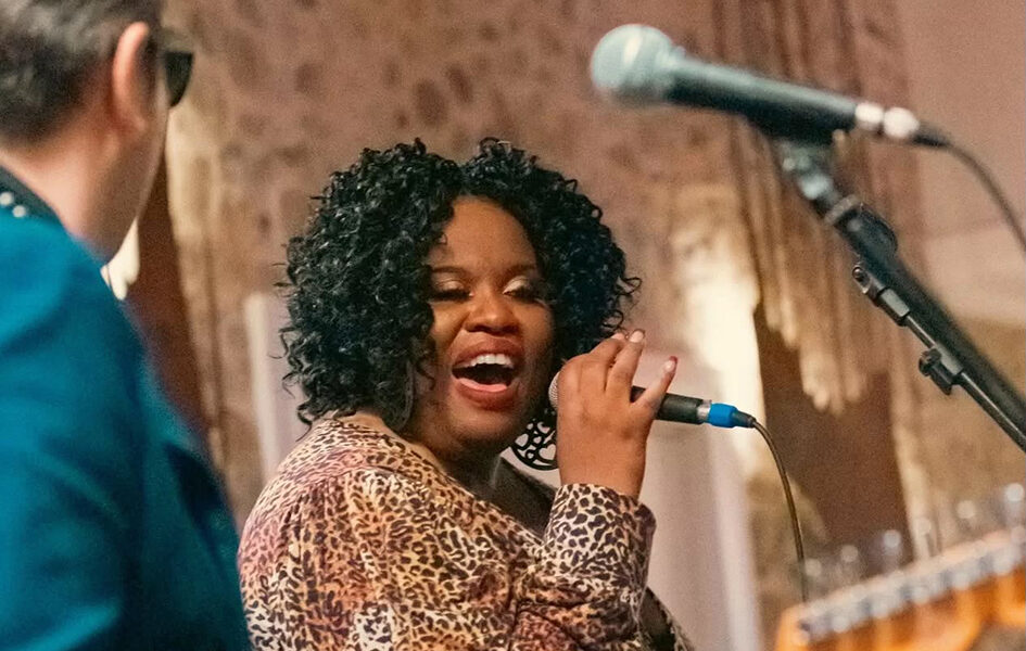 Cerissa McQueen leva soul, blues e jazz ao palco do festival de Araruama