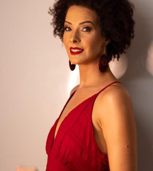 Show gratuito de Daniele Souza nesta quinta no Teatro Firjan SESI Campos