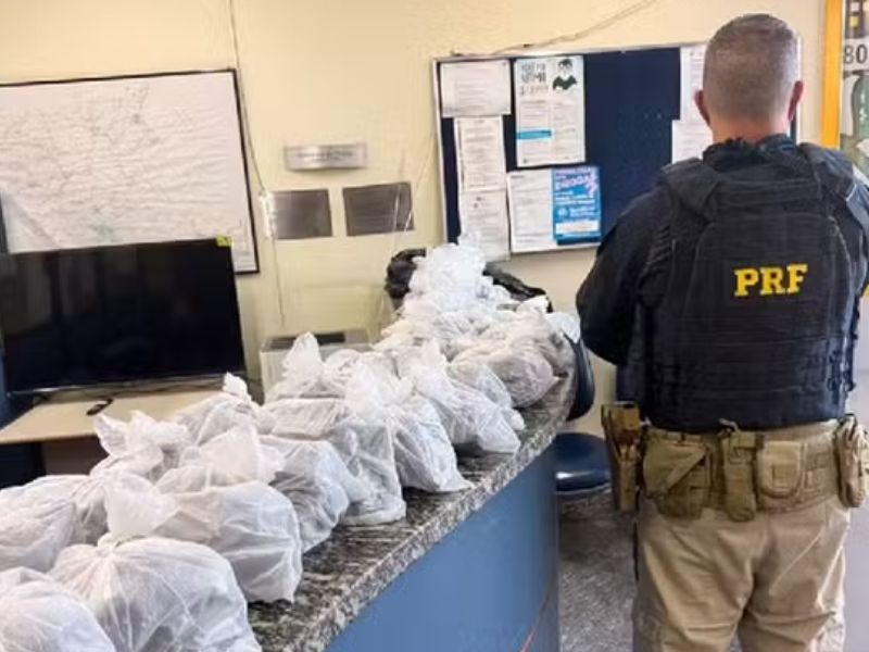 PRF prende 3 pessoas em flagrante por transporte de 20 kg de maconha em Silva Jardim