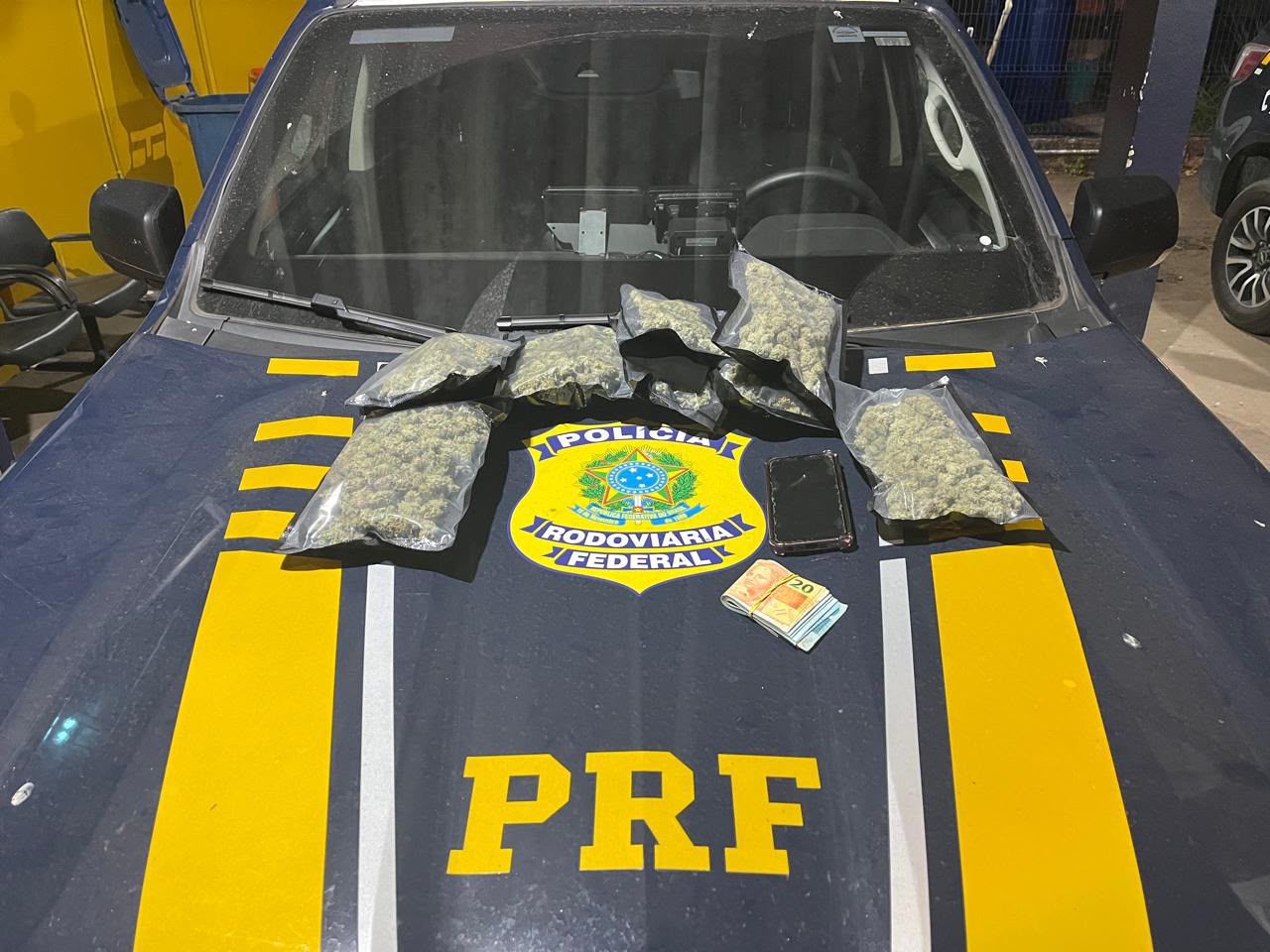 Mulher é presa em flagrante por tráfico após fiscalização da PRF em Campos