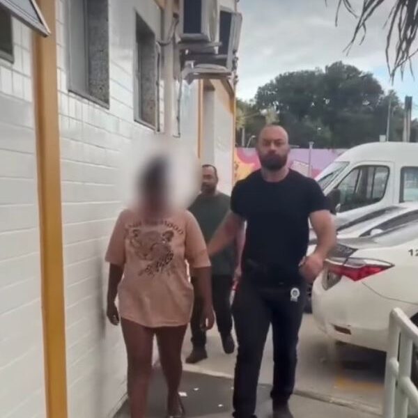 Polícia Civil cumpre mandado e prende suspeita de tráfico em Macaé