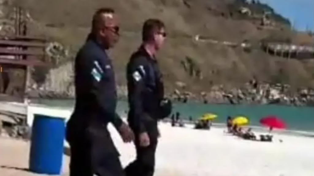 Homem é preso após ser flagrado agredindo mulher na praia de Arraial