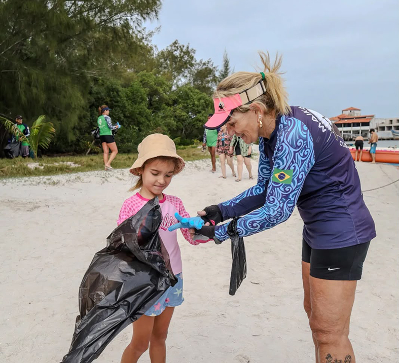 Cabo Frio recolhe quase 400 kg de microlixo em mutirão na Ilha do Japonês