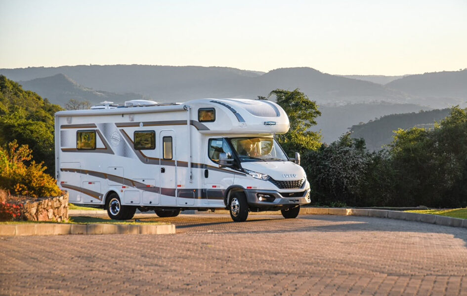 Arraial do Cabo restringe permanência de motorhomes no estacionamento turístico