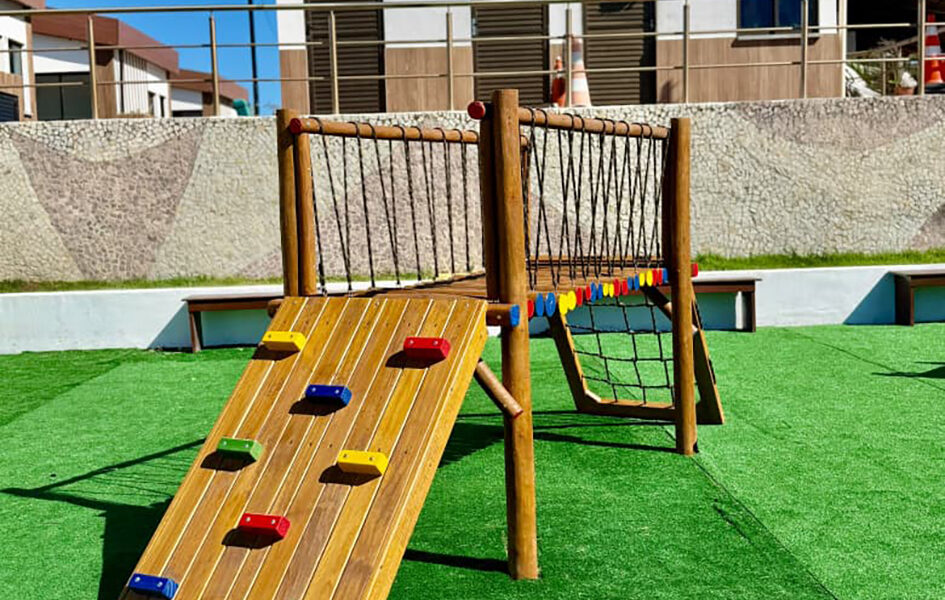 Arraial do Cabo entrega novo parquinho e transforma praça em Figueira