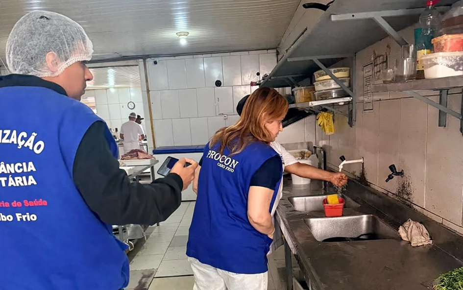 Cabo Frio descarta 300 quilos de alimentos impróprios em fiscalização de padaria