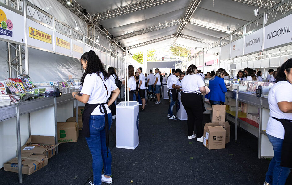 LiterArraial abre espaço para escritores locais exporem e venderem suas obras
