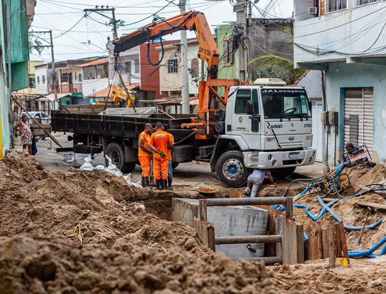 Drenagem e manutenção avançam pelas ruas de Cabo Frio