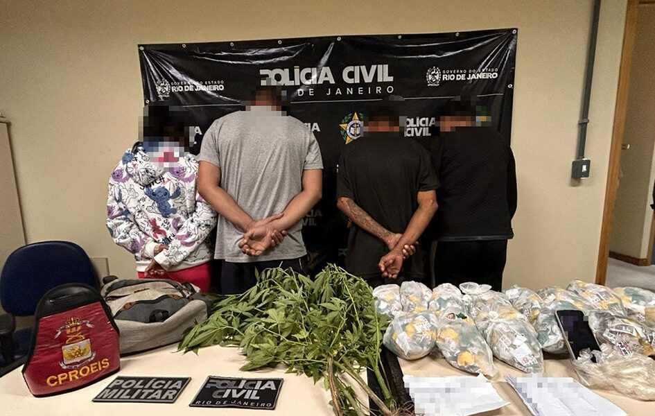 Quatro são presos após apreensão de cerca de 1,4 mil pinos de cocaína em Arraial do Cabo
